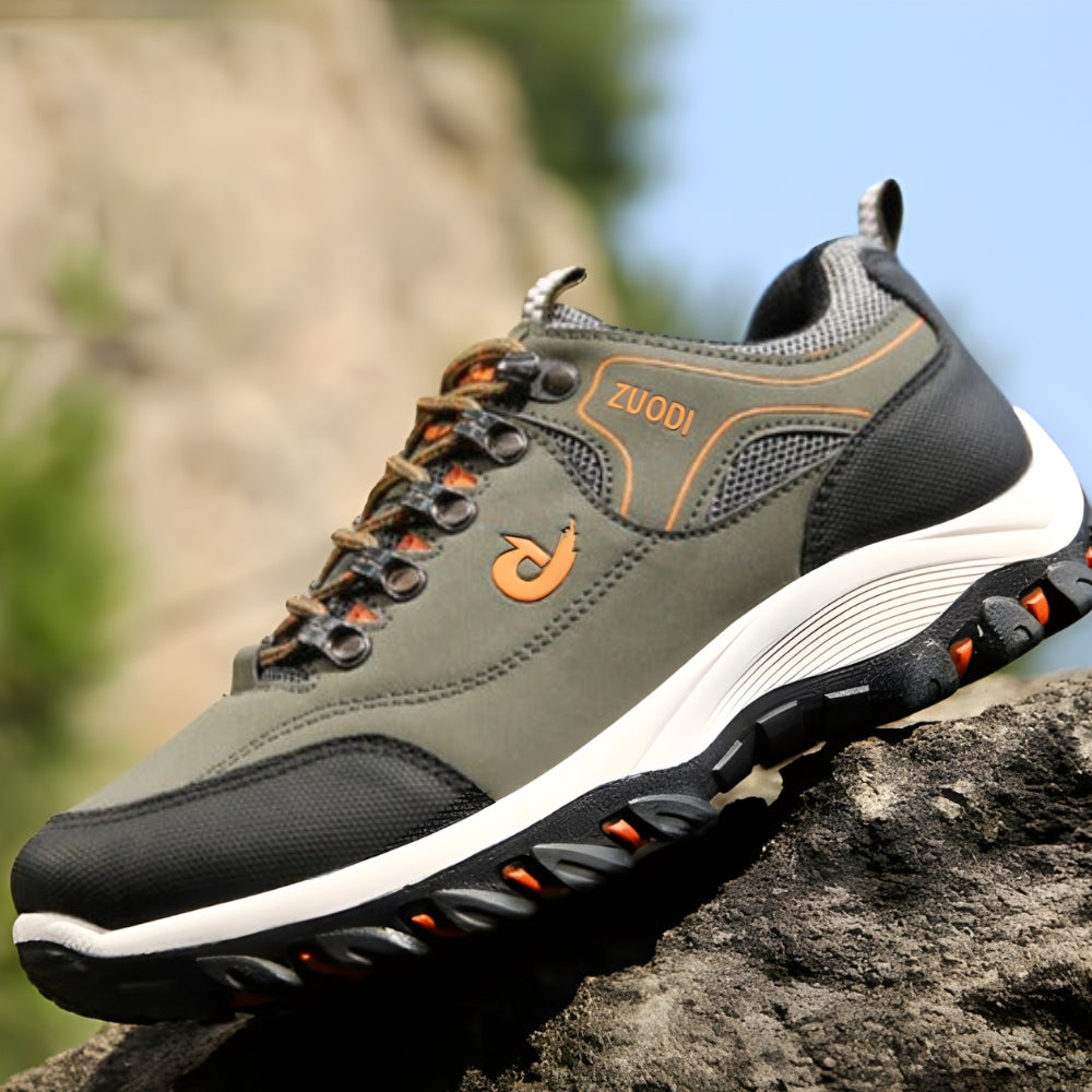 Chaussures de randonnée grises au profil robuste pour les activités de plein air.
