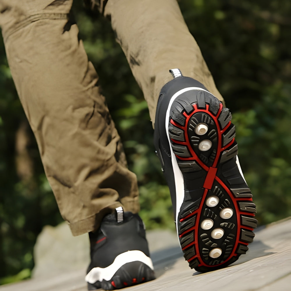 Chaussures de randonnée grises au profil robuste pour les activités de plein air.
